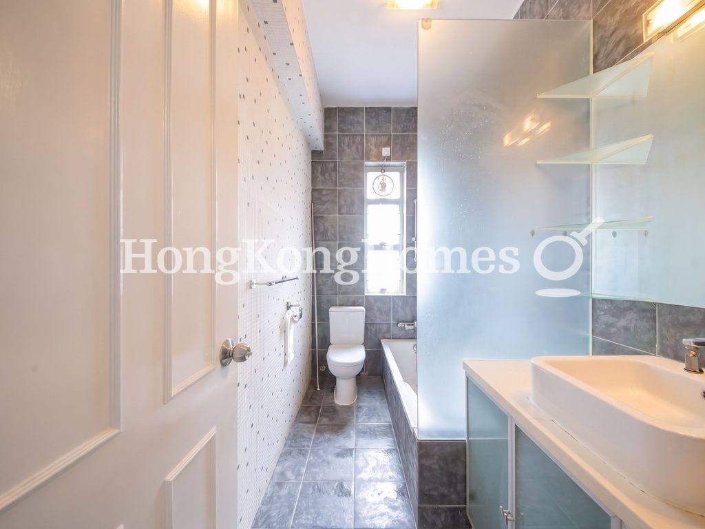 Guest Bathroom — 康樂大廈，中半山