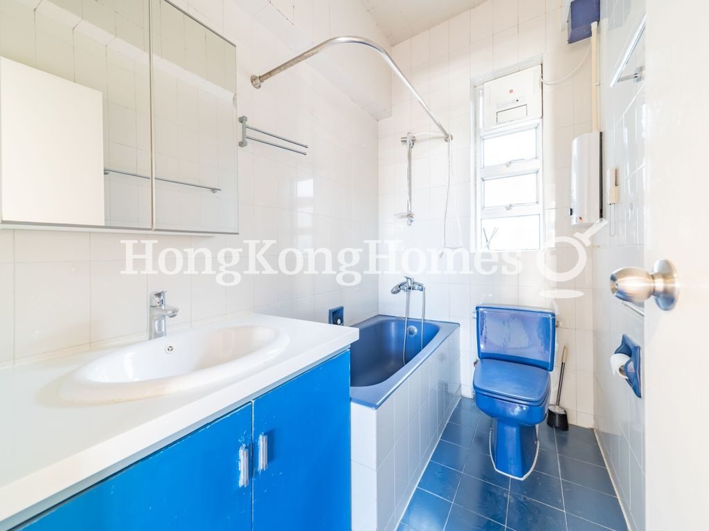 Guest Bathroom — 時和大廈，中半山