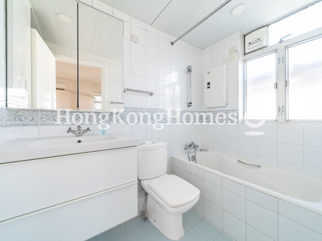 Master Bathroom — 時和大廈，中半山
