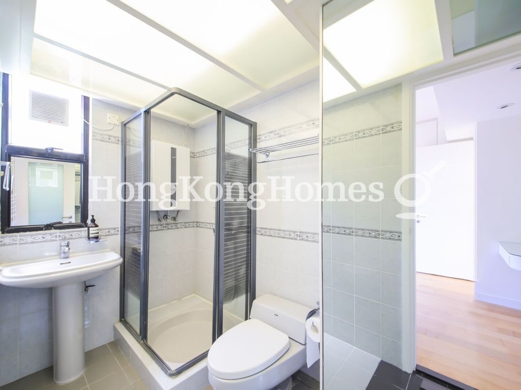 Second Ensuite Bathroom — The Brentwood, Repulse Bay