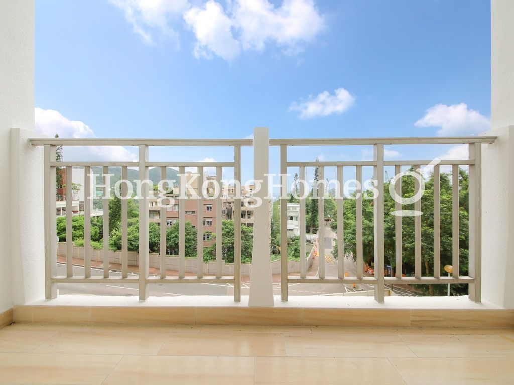 Balcony off Living and Dining Room — 環翠園 - C座，山頂