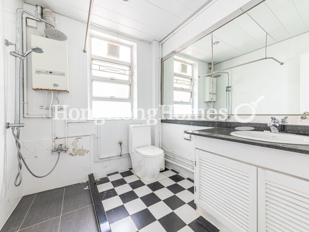 Guest Bathroom — 恒琪園，薄扶林