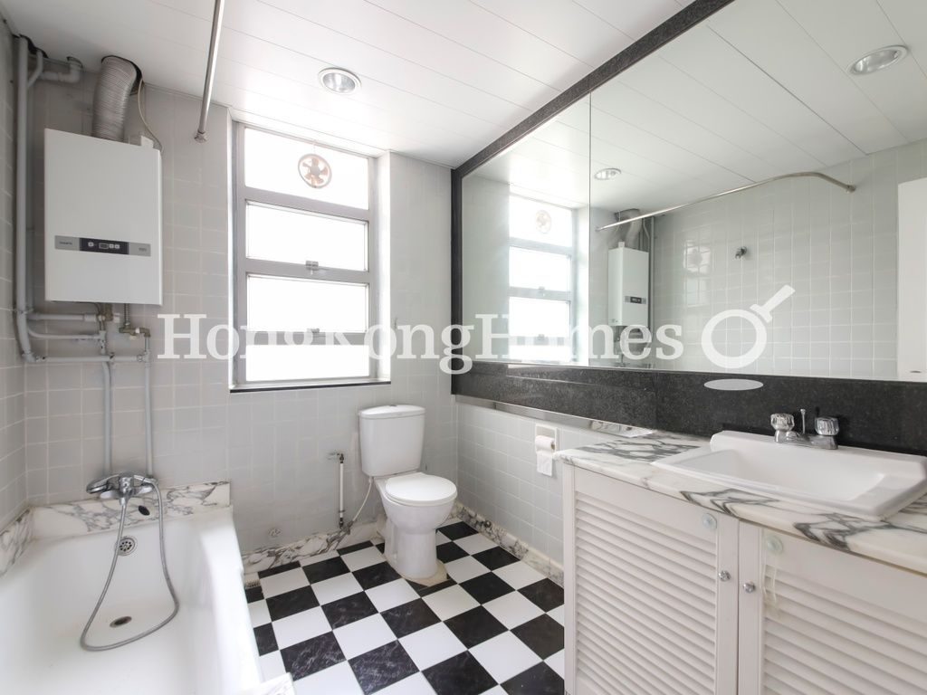 Guest Bathroom — Four Winds, Pokfulam