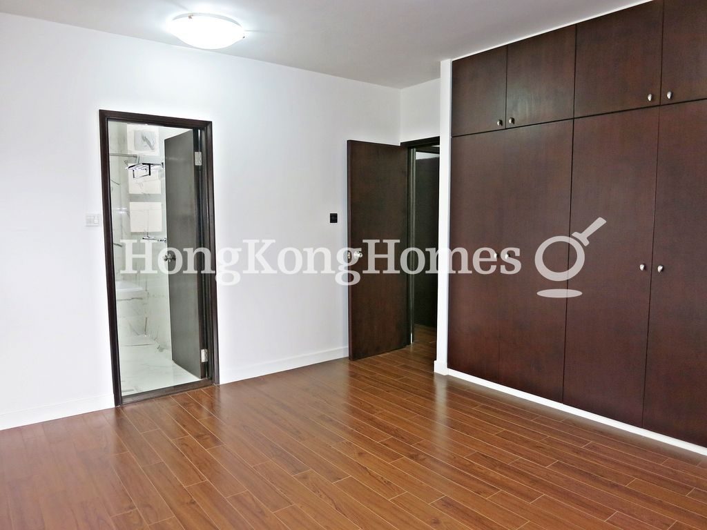 Built-in Wardrobe in Master Bedroom — 樂活臺，跑馬地