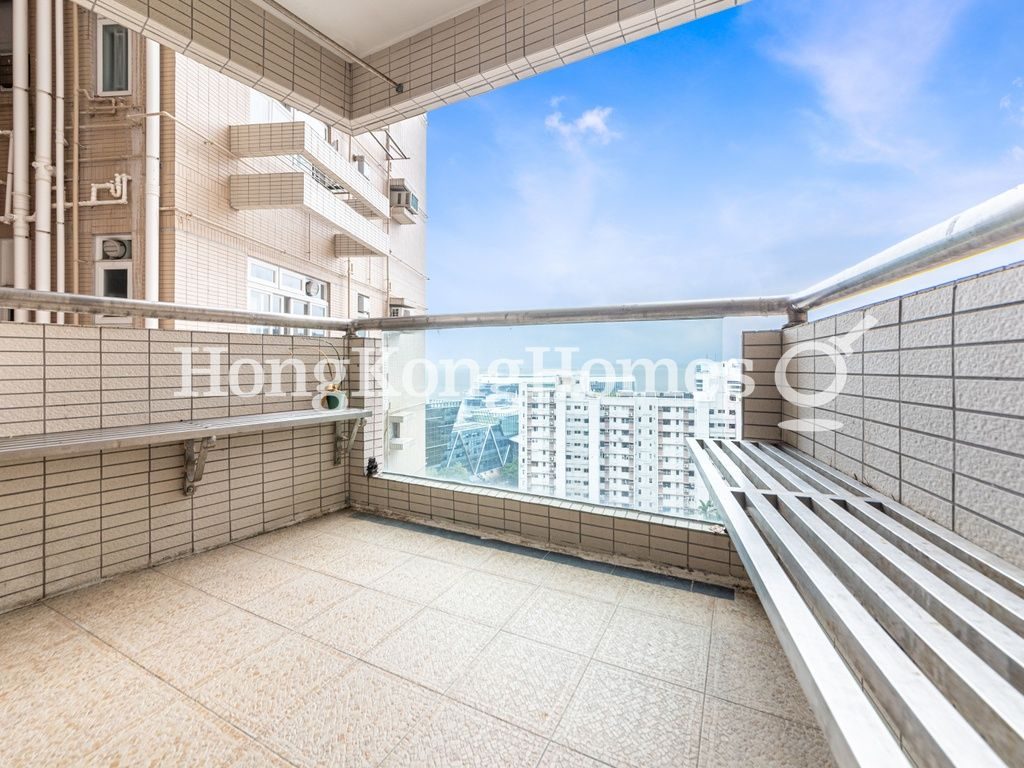 Balcony off Living and Dining Room — 碧瑤灣 - 第38座，薄扶林