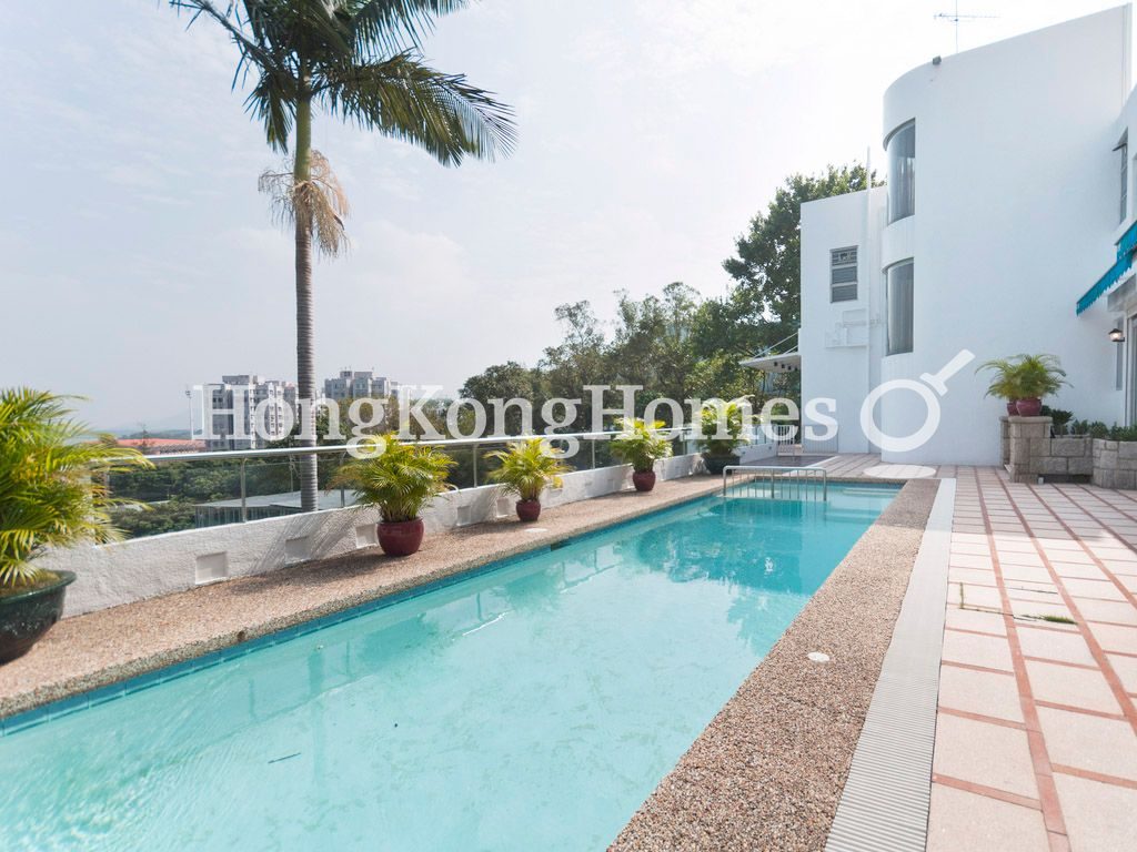 Communal Pool and Frontyard — Grand Chateau，西貢