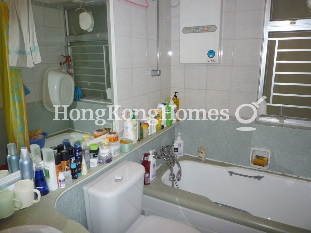Guest Bathroom — 麗港城 - 04期, 22座, 灣畔居，藍田