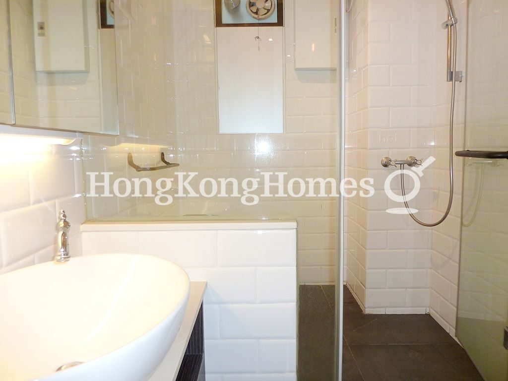 Guest Bathroom — 裕福大廈，西環堅尼地城