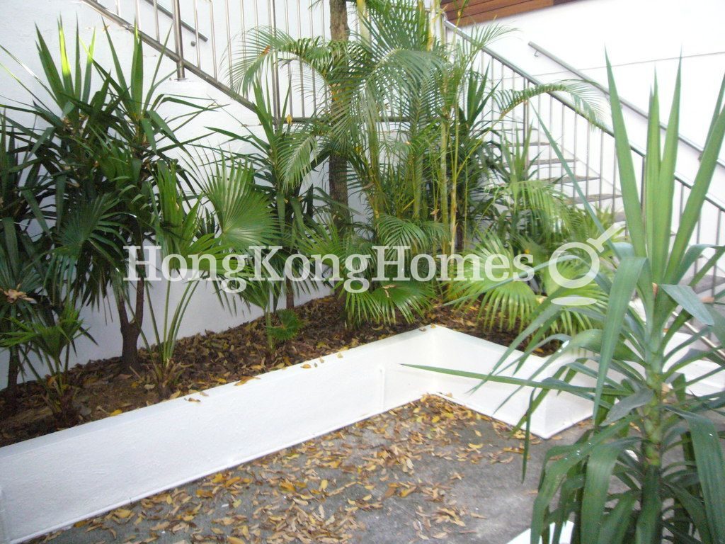 Private Front Garden — 寶石小築，西貢
