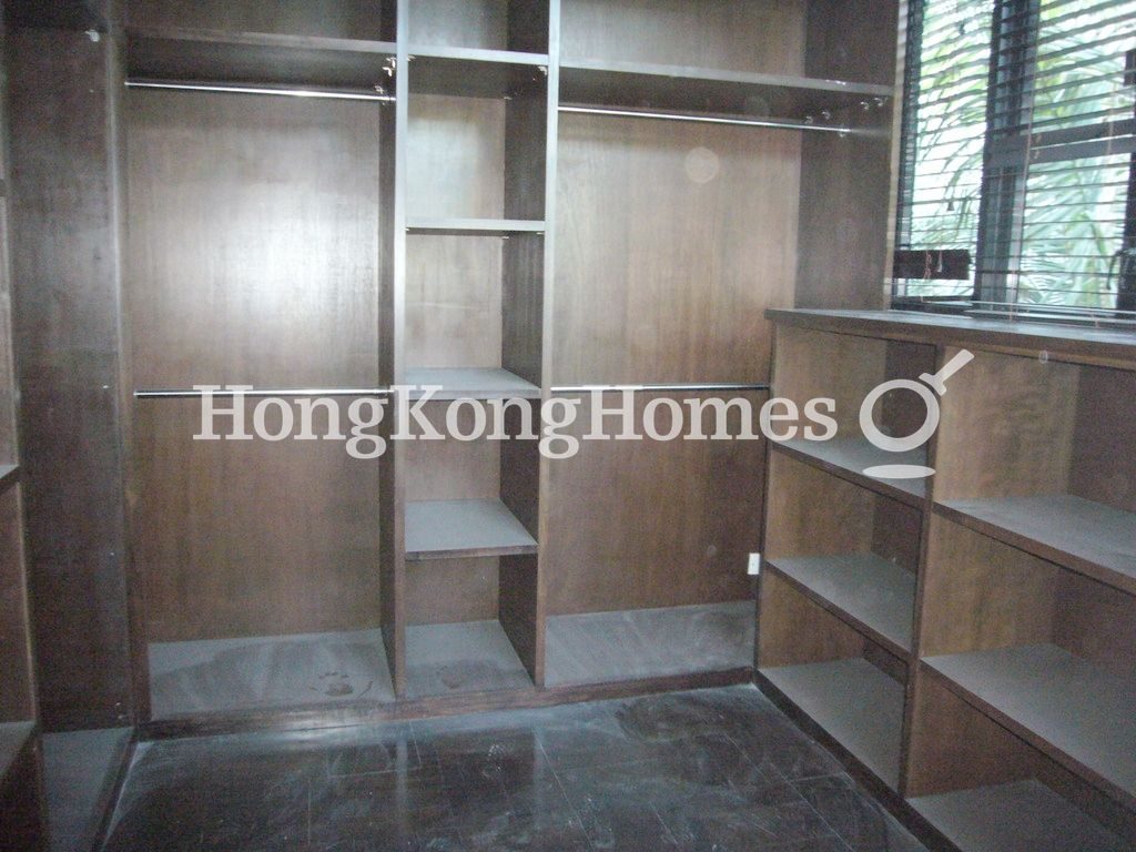 Walk-in Closet in Master Bedroom — 寶石小築，西貢