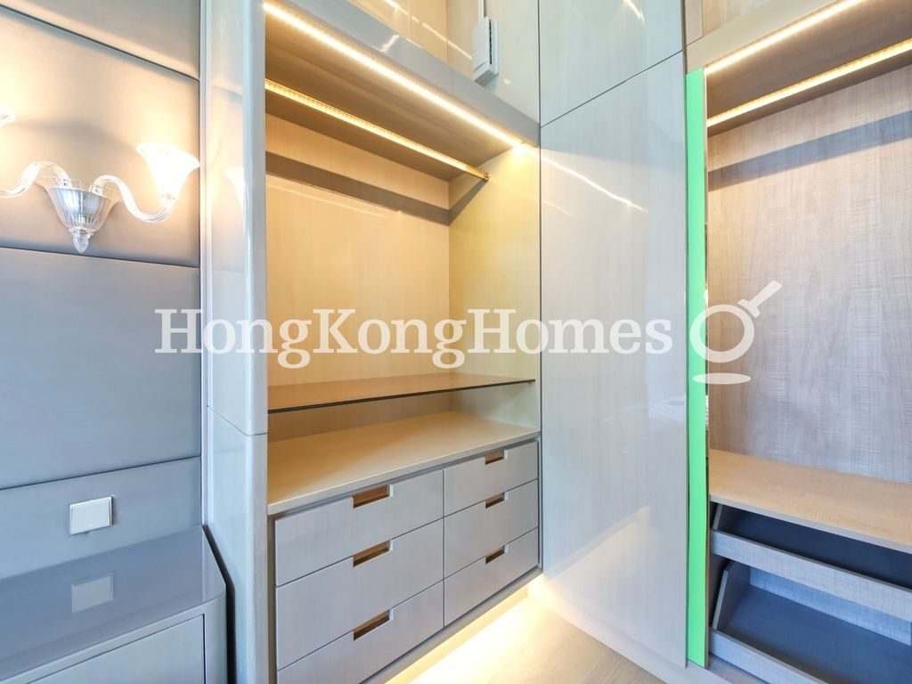 Walk-in Closet in Master Bedroom — 囍匯 - 第2期- 第1座，灣仔