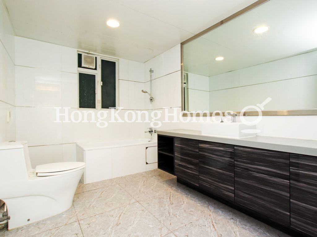 Guest Bathroom — 趙苑2期 2座，薄扶林