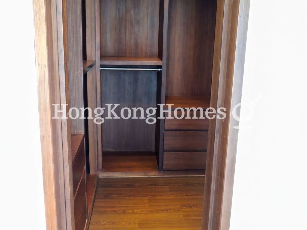 Walk-in Closet in Master Bedroom — 黃麋地，西貢