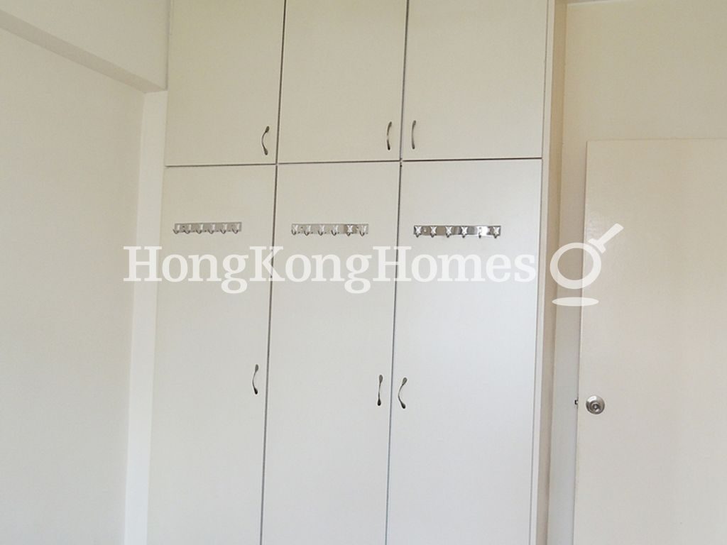 Built-in Wardrobe in Second Bedroom — 翡翠閣，何文田窩打老道