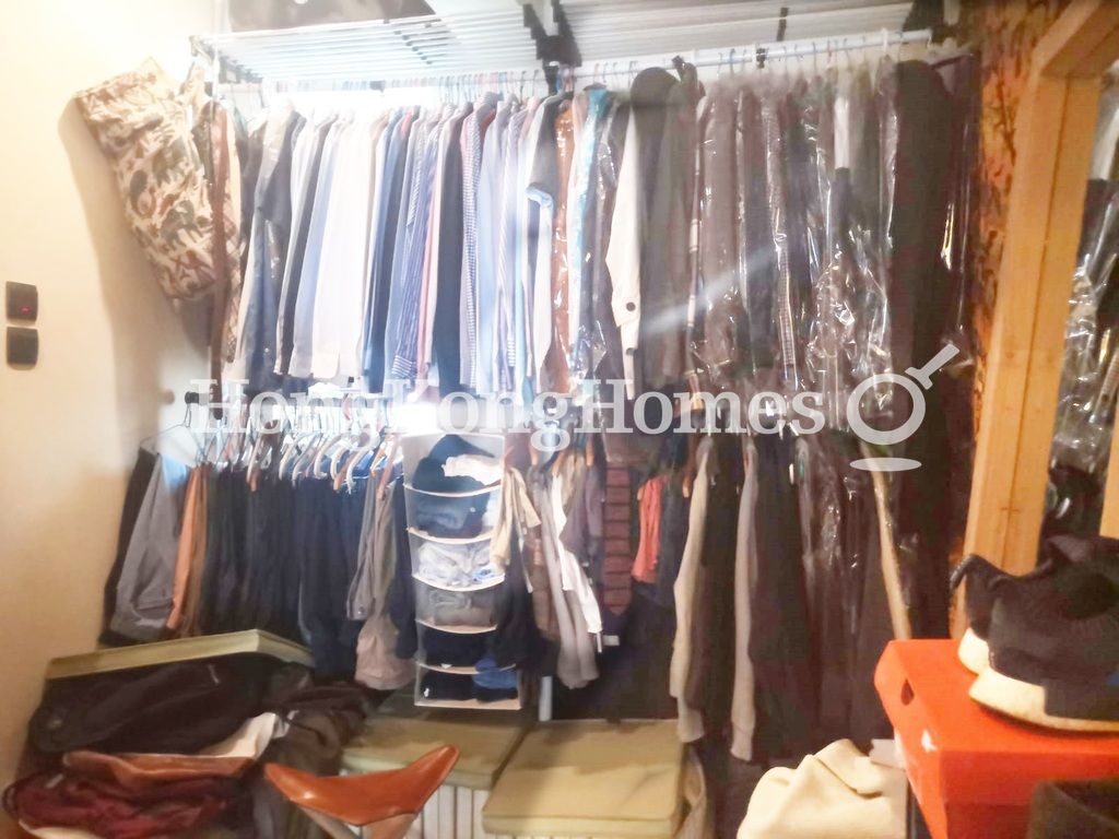 Walk-in closet next to the Sleeping Area — 協生大廈，灣仔