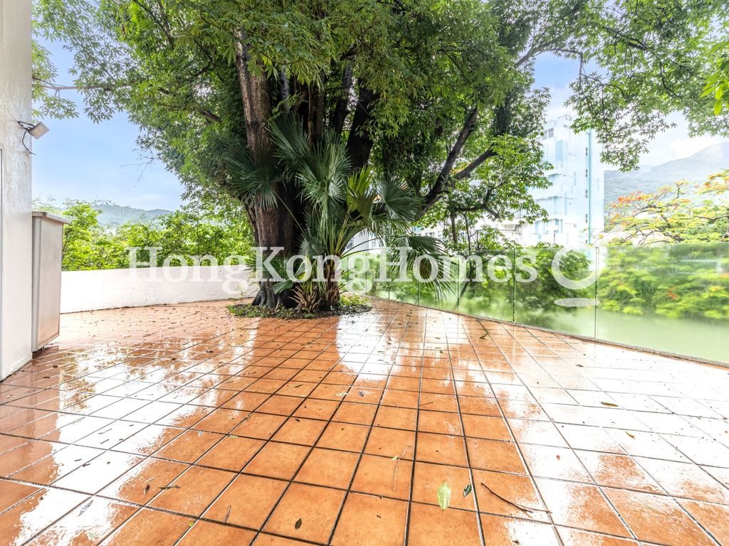 Private Garden off Living & Dining Room — 柏麗灣別墅，西貢