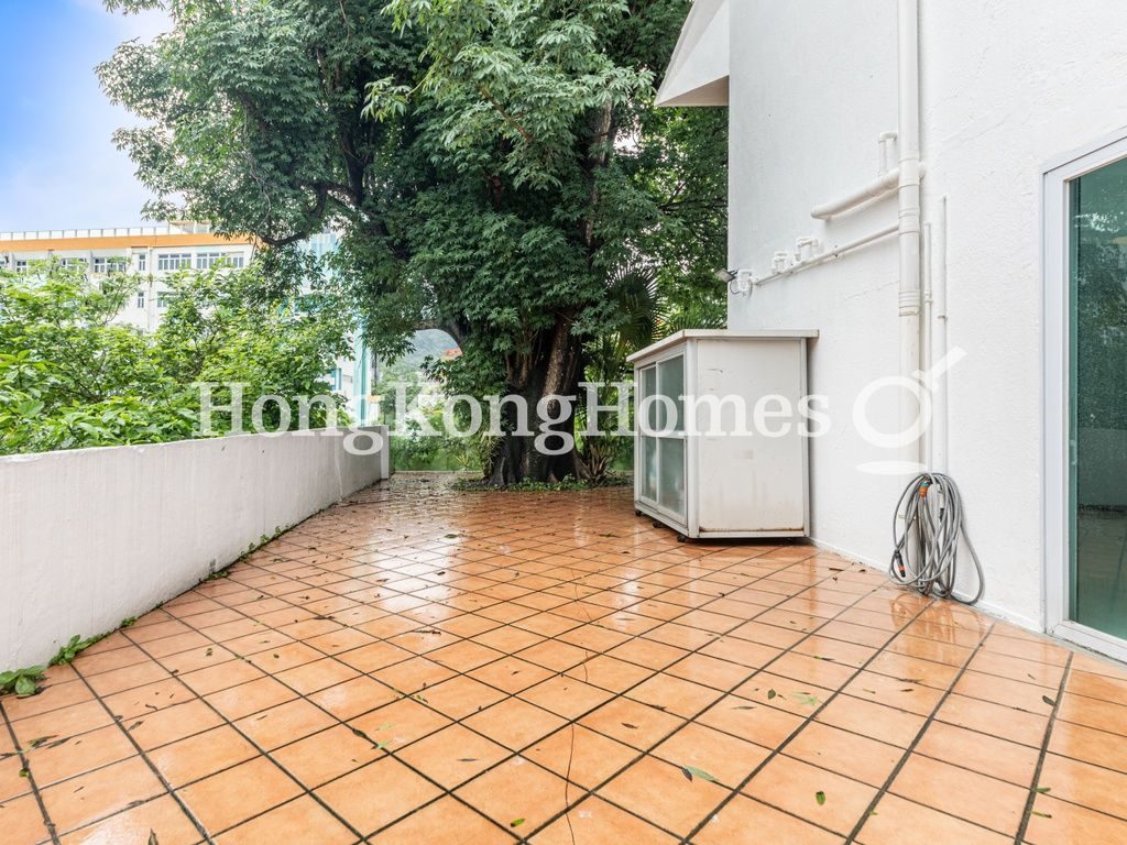 Private Terrace off Living & Dining Room — 柏麗灣別墅，西貢