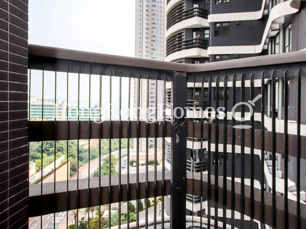 Balcony off Maid's Room — 貝沙灣 06期 Bel-Air No. 8 6座，薄扶林