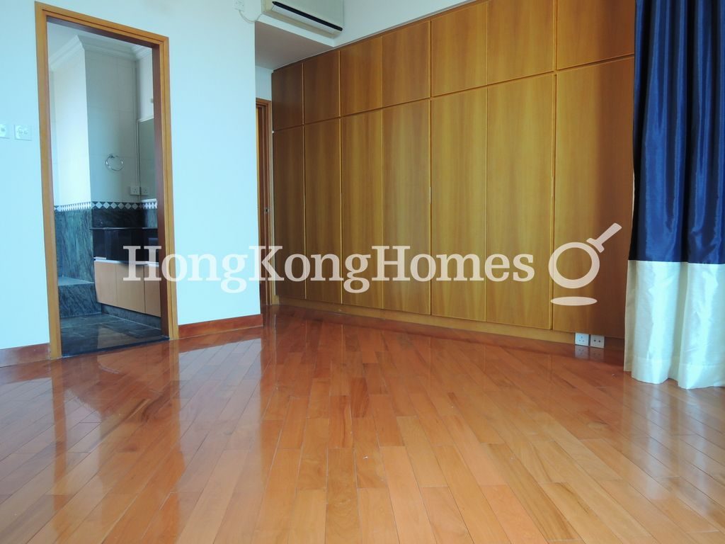 Built-in Wardrobe in Master Bedroom — Royalton I, Pokfulam