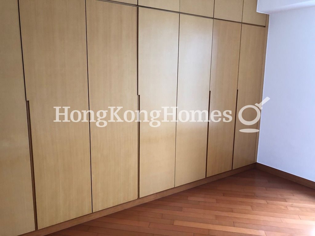 Built-in Wardrobe in Master Bedroom — 貝沙灣 06期 Bel-air No. 8 03座，薄扶林
