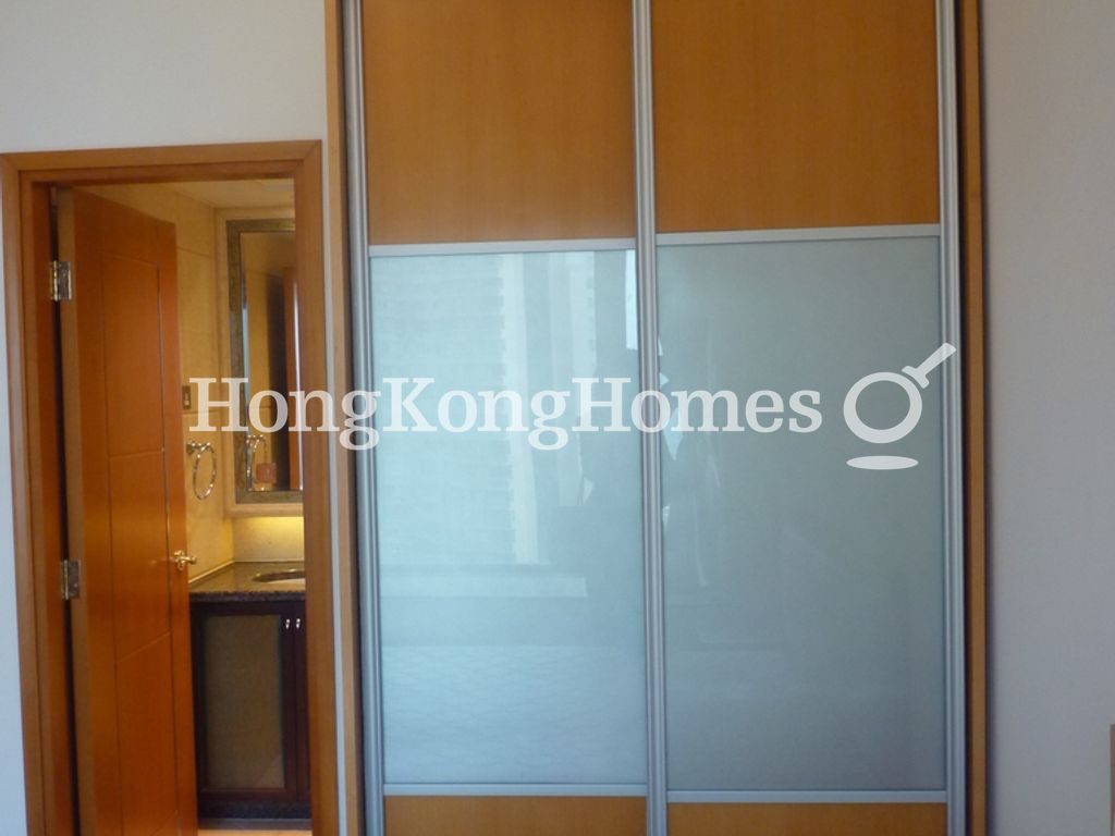 Built-in Wardrobe in Master Bedroom — 凱旋門 1期 第1座 (摩天閣)，尖沙咀
