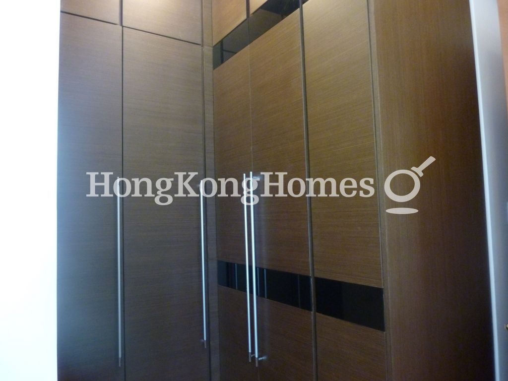 Built-in Wardrobe in Master Bedroom — 凱旋門 1期 第1A座 (朝日閣)，尖沙咀