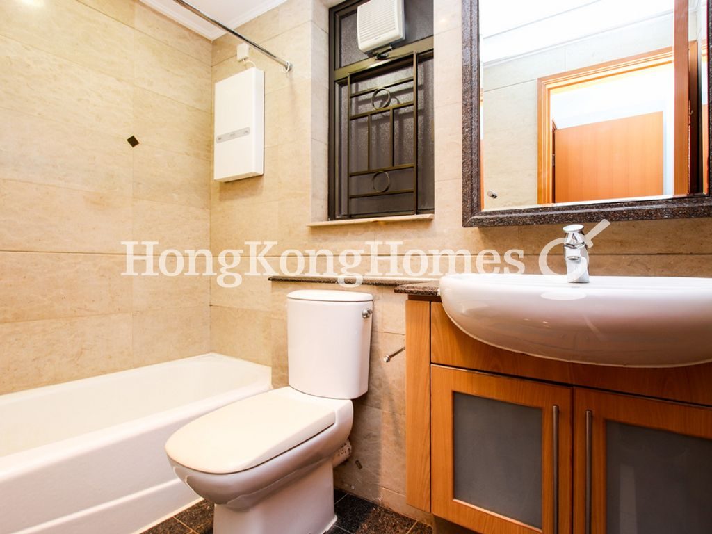 Master Bathroom — 寶翠園 5 座，薄扶林