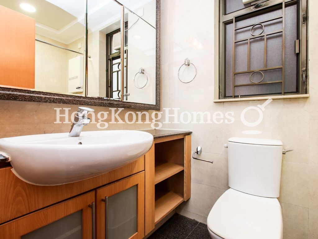 Guest Bathroom — 寶翠園 5 座，薄扶林