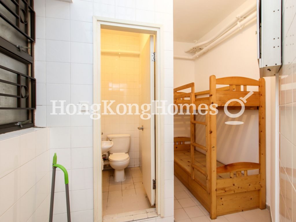 Maid's Room and Maid's Washroom — 寶翠園 5 座，薄扶林
