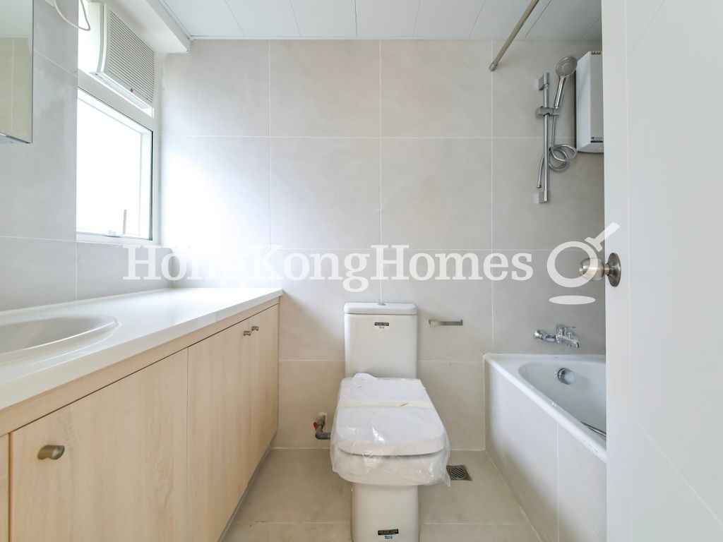 Master Bathroom — 賽西湖大廈 04座，北角半山