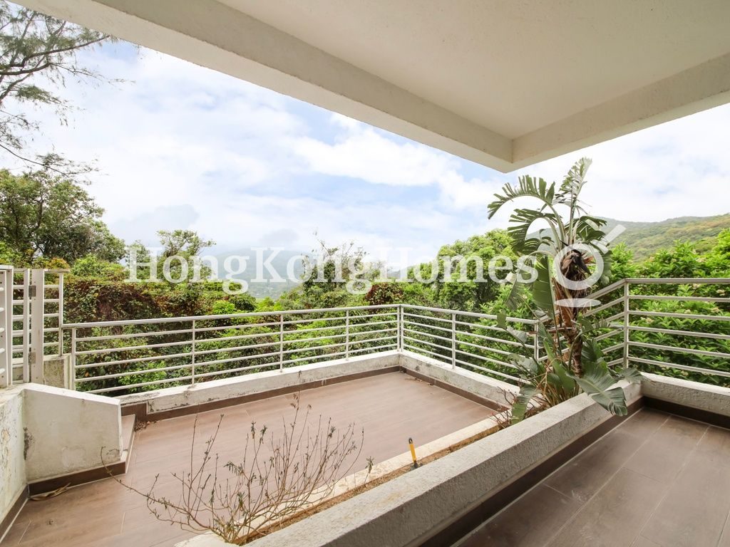 Private Terrace off Master Bedroom — 早禾居洋房，西貢