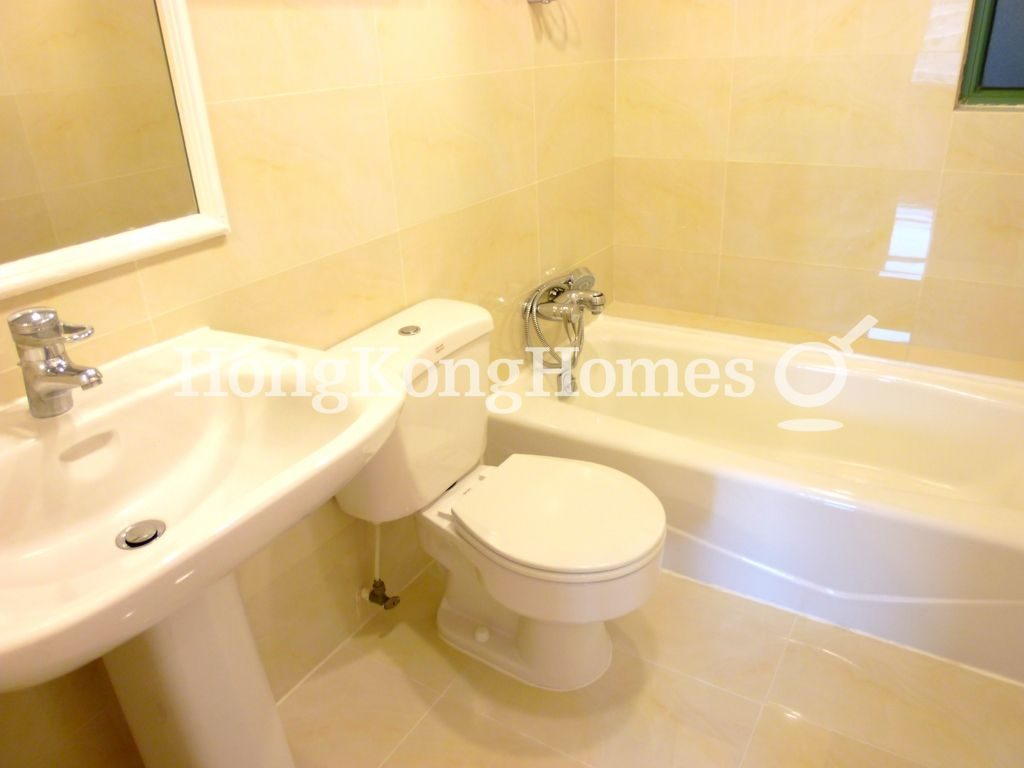Guest Bathroom — Robinson Place - Block 02, Mid-levels West