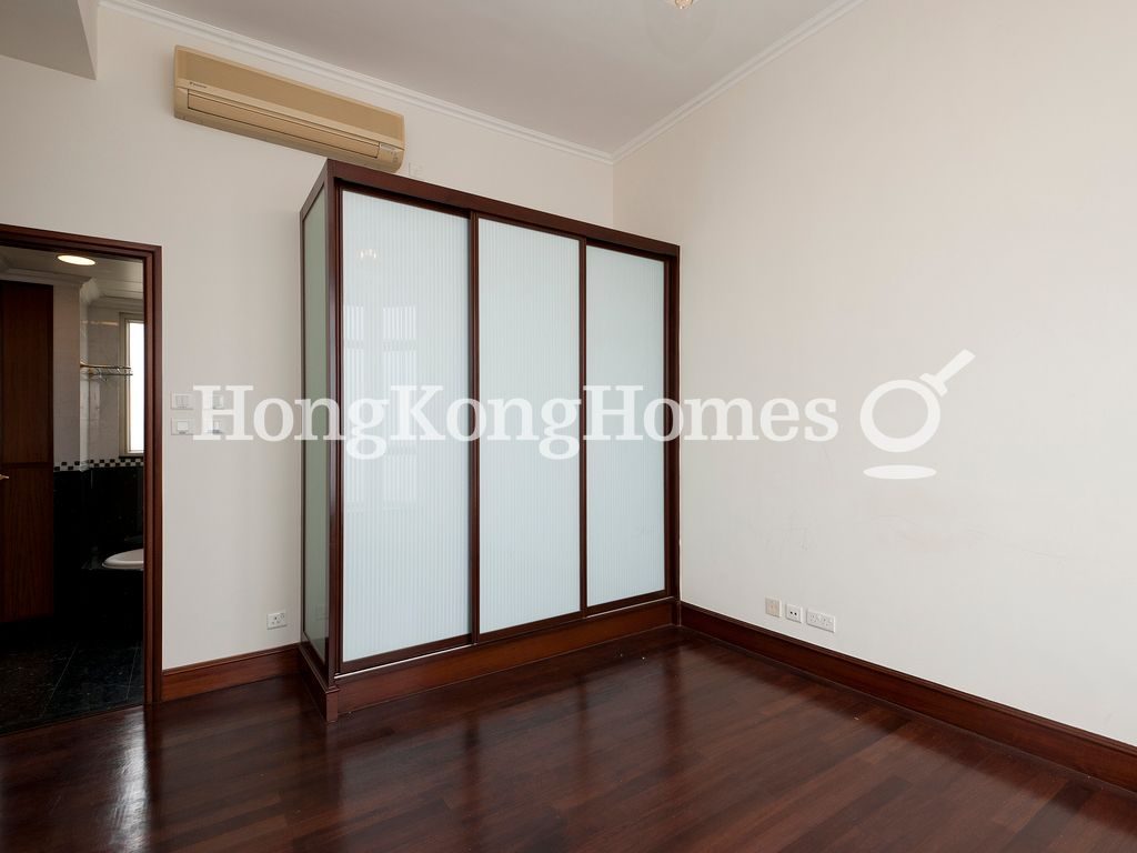 Built-in Wardrobe in Master Bedroom — 8-10 柯士甸山道 - 第05座，山頂