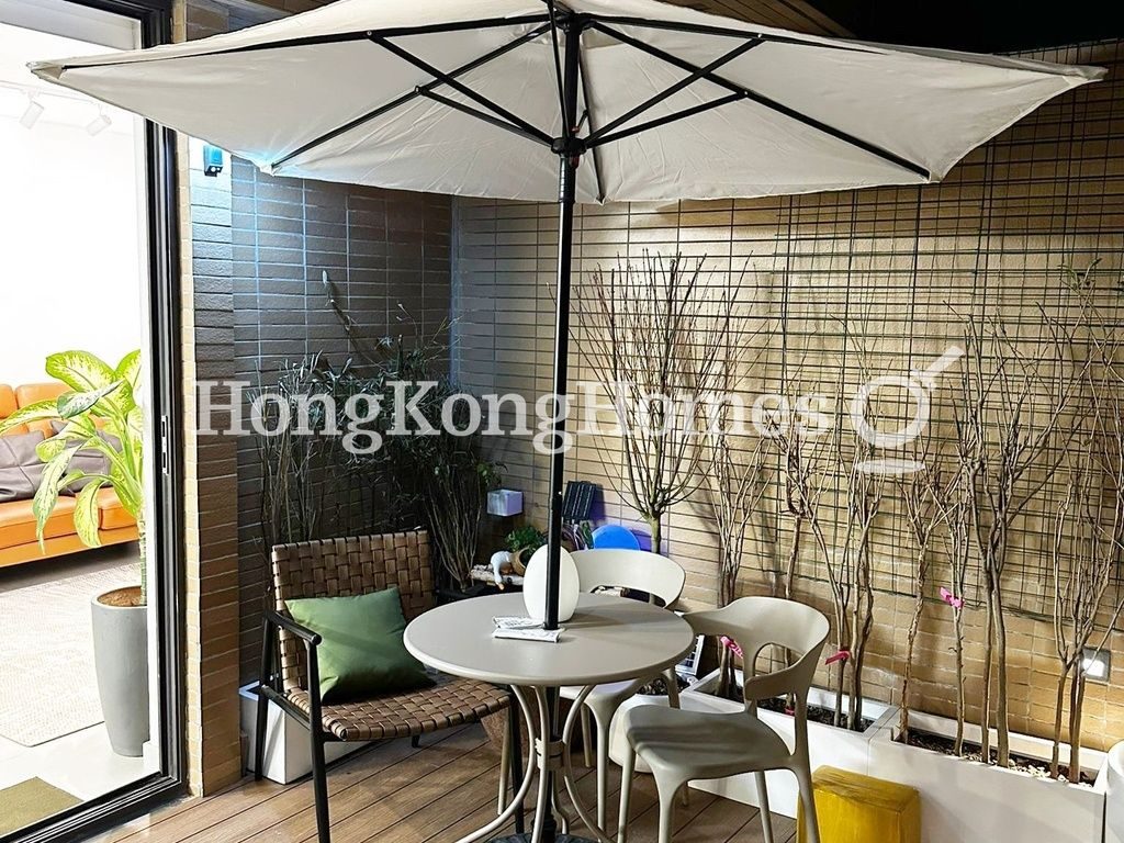 Balcony off Living and Dining Room — 置富花園 H20座 富興苑，薄扶林