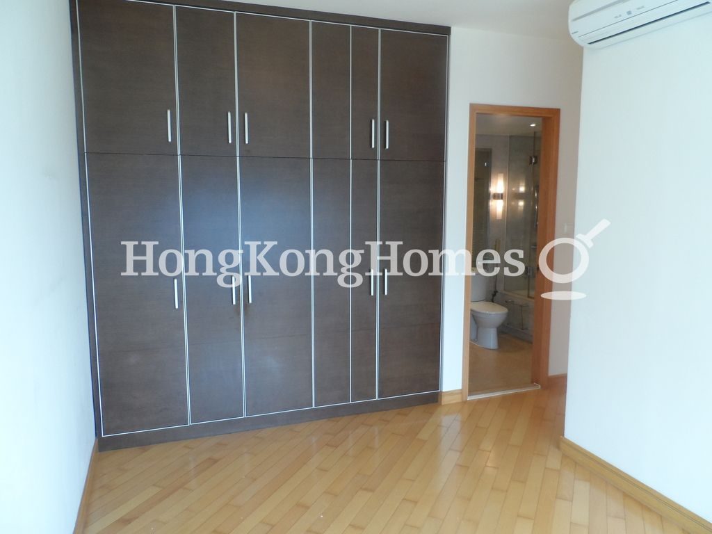Built-in Wardrobe in Master Bedroom — 貝沙灣 02期, 南岸，薄扶林