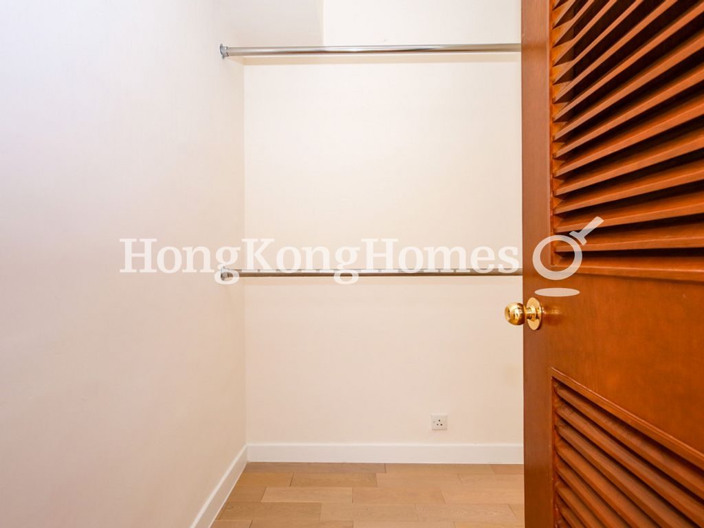 Walk-in Closet in Master Bedroom — 浪琴園 - 第02座，大潭