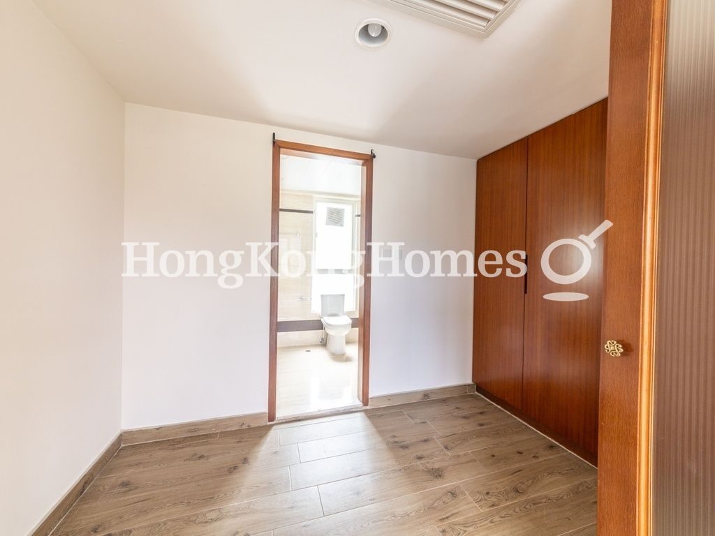 Walk-in Closet in Master Bedroom — 紅山半島 - 第05座，大潭