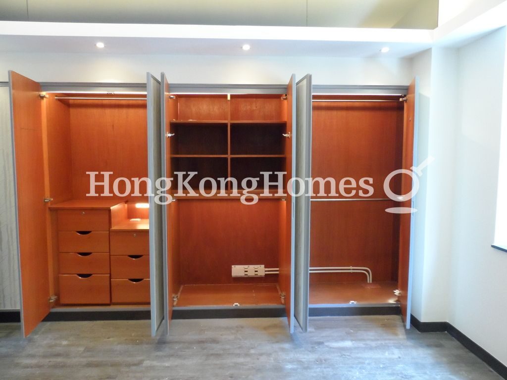 Built-in Wardrobe in Master Bedroom — 箕璉閣，跑馬地