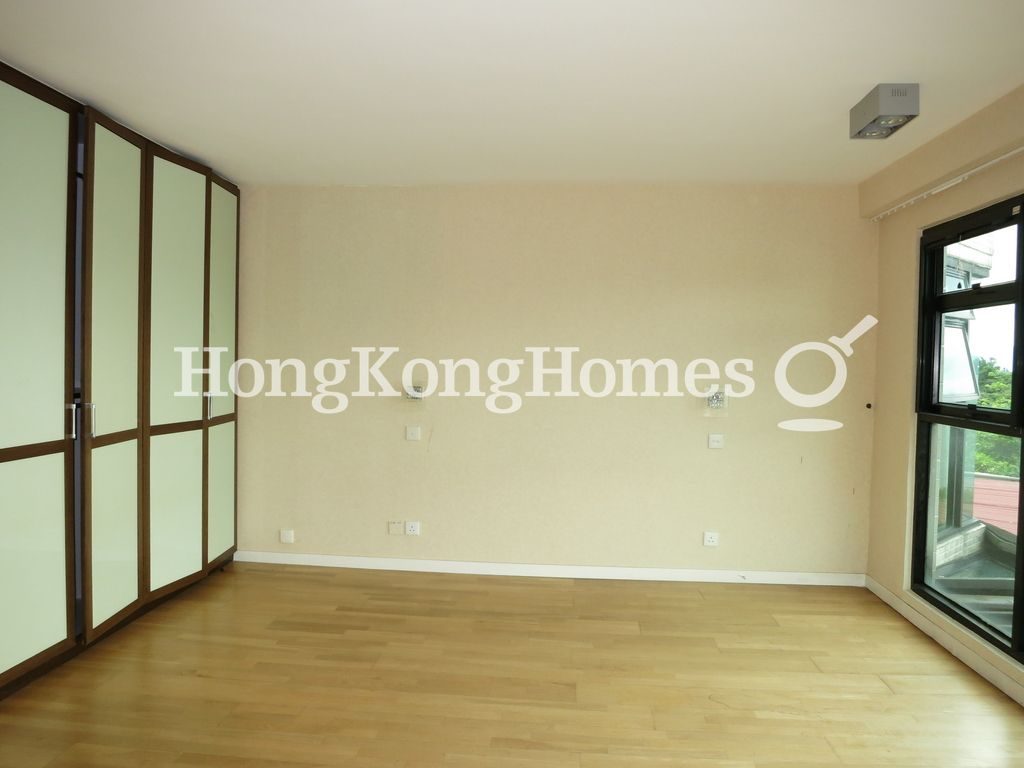 Built-in Wardrobe in Master Bedroom — 銀泉台，清水灣