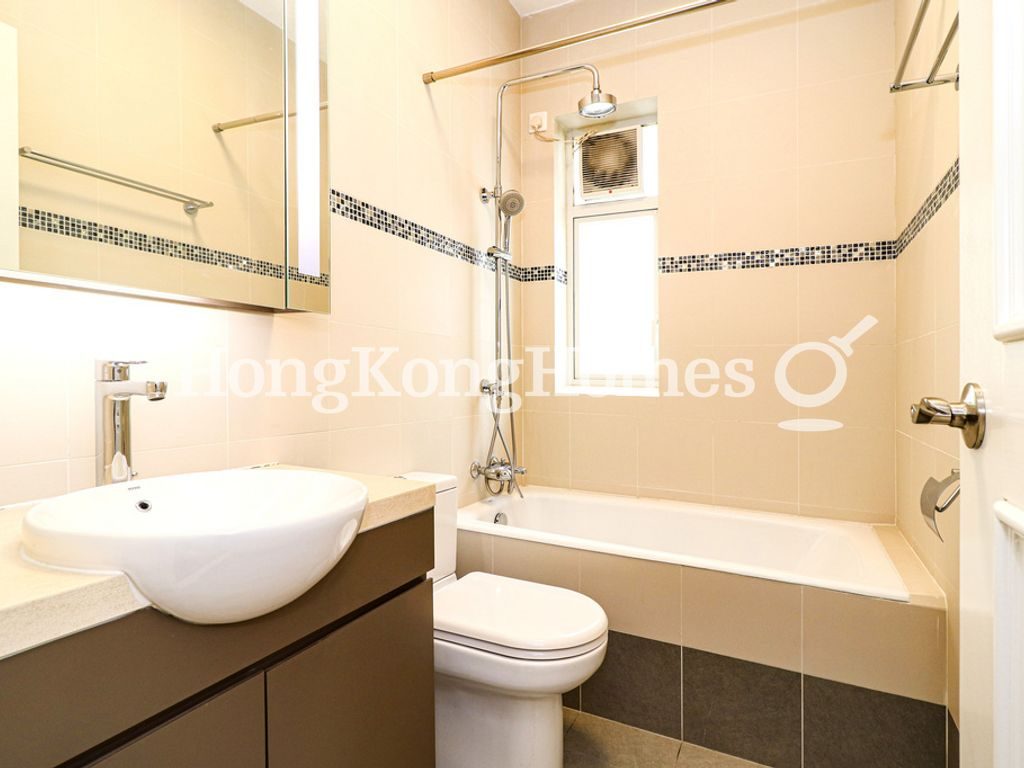 Guest Bathroom — 環角徑 1號，舂坎角