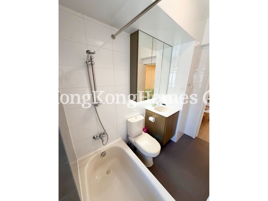 Guest Bathroom — 怡興大廈，銅鑼灣