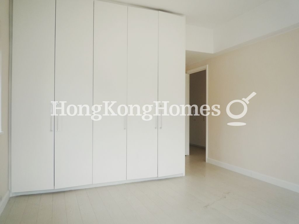 Built-in Wardrobe in Master Bedroom — 麗景園 - 第11-12座，淺水灣