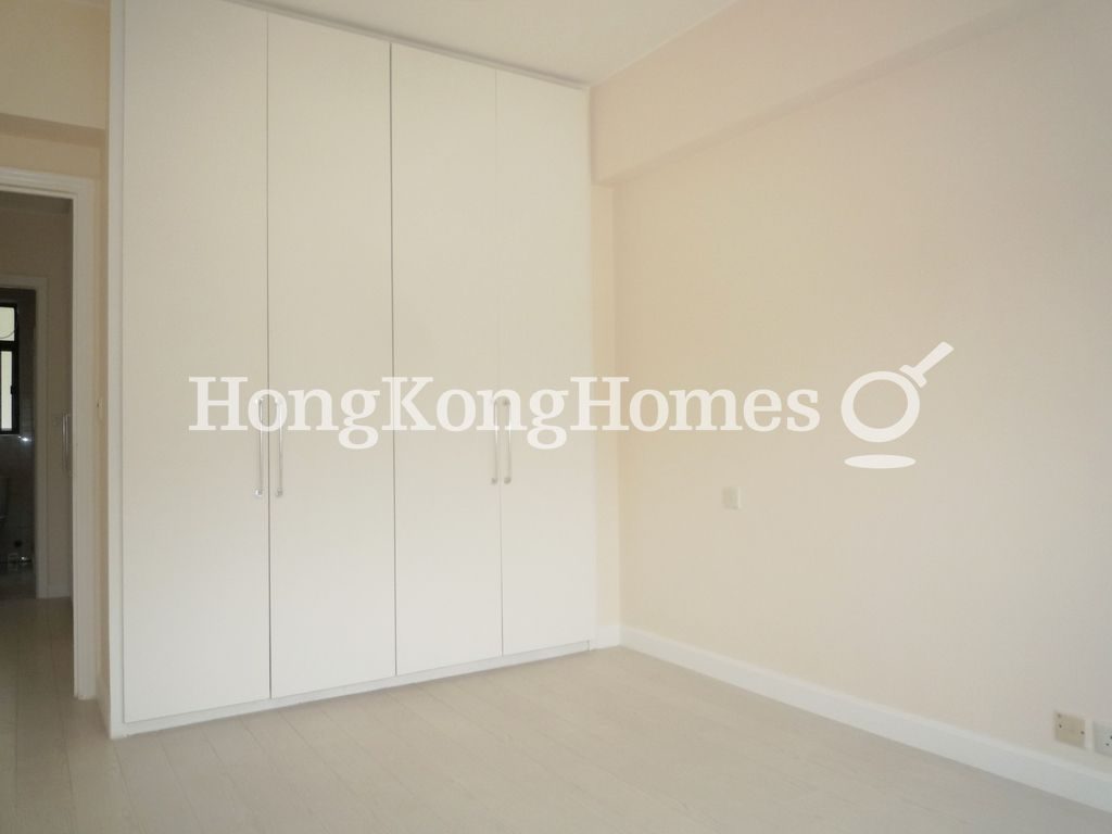 Built-in Wardrobe in Second Bedroom — 麗景園 - 第11-12座，淺水灣