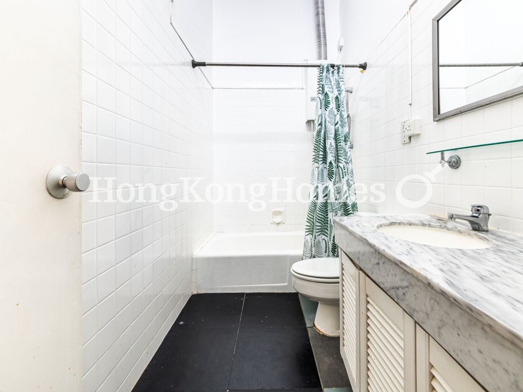Master Bathroom — Bisney Villas (Crown Terrace, 5-13 Odd), Pokfulam