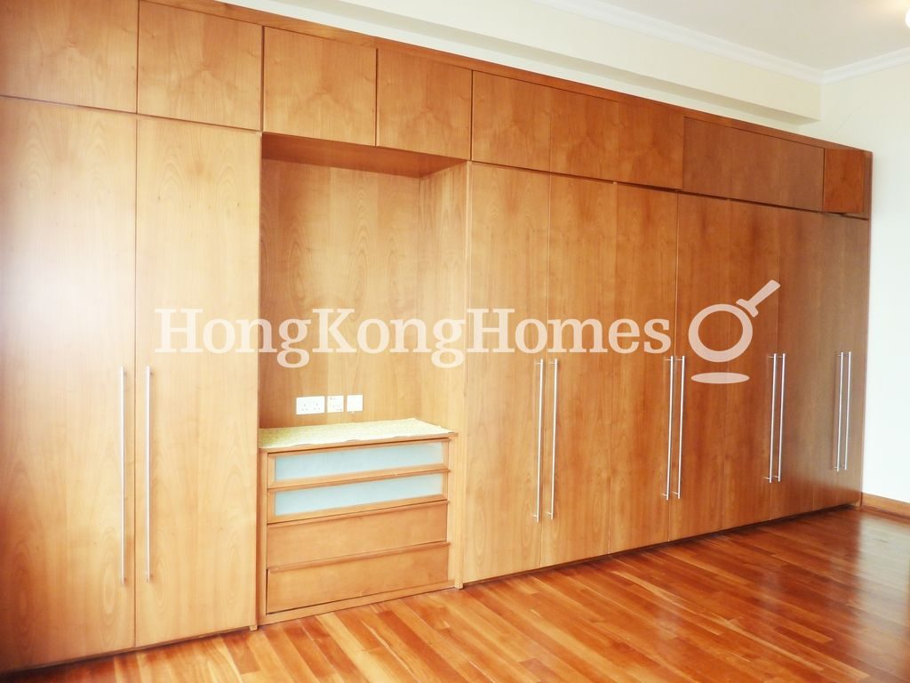 Built-in Wardrobe in Master Bedroom — 賽詩閣，山頂
