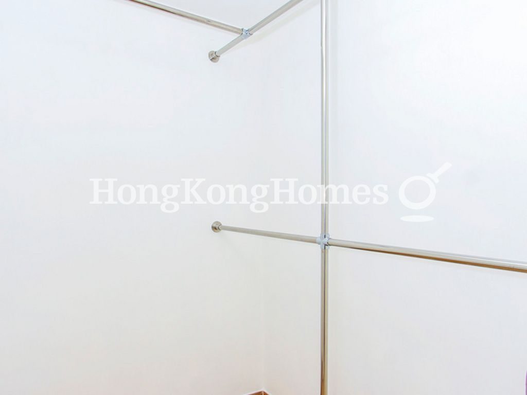 Walk-in Closet in Master Bedroom — 會景閣，灣仔
