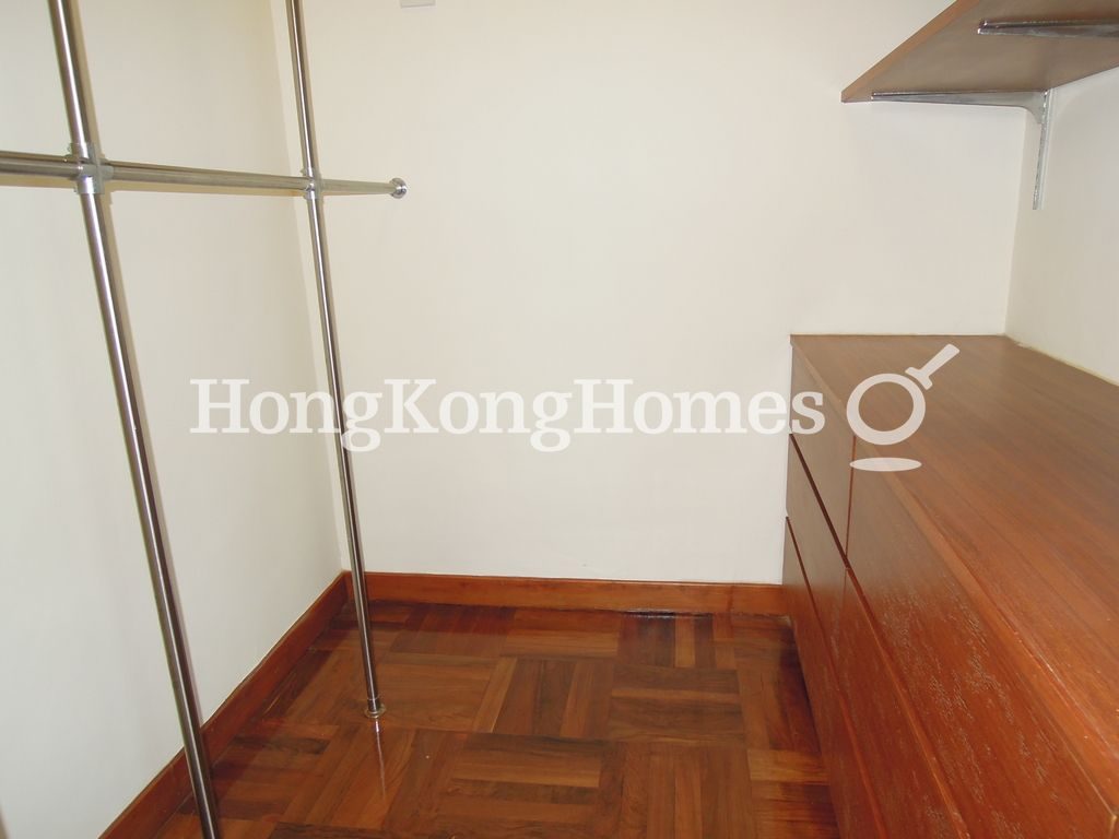 Walk-in Closet in Master Bedroom — 萬茂苑，東半山