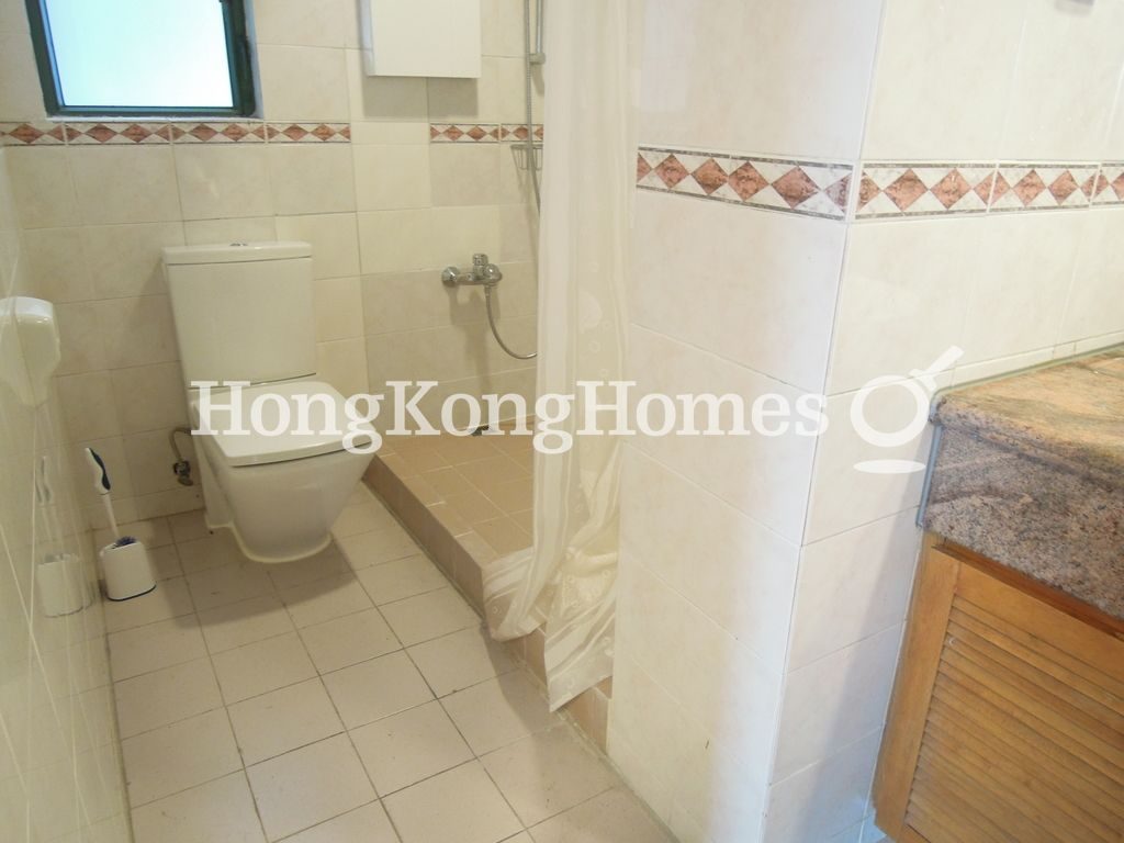 Master Bathroom — 萬茂苑，東半山