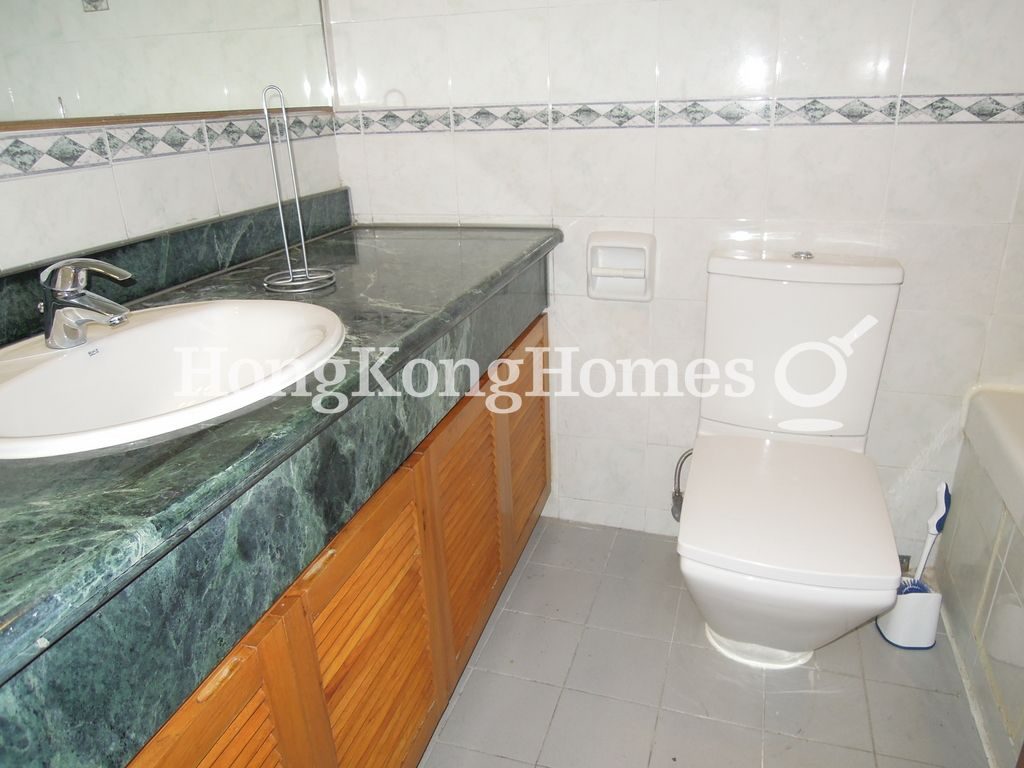 Guest Bathroom — 萬茂苑，東半山