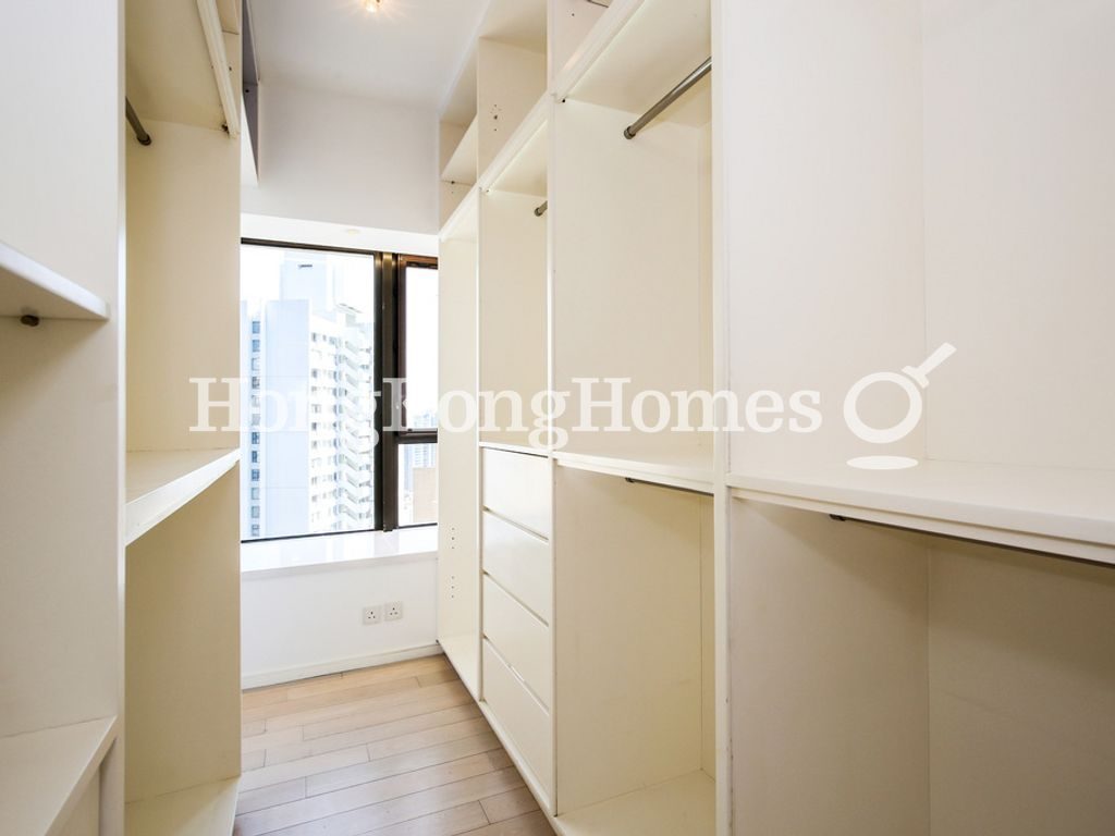 Walk-in Closet in Master Bedroom — 騰皇居 II，中半山